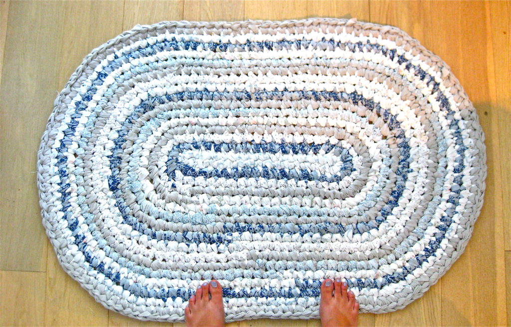 Blue & White Rag Rug Making Things is Awesome